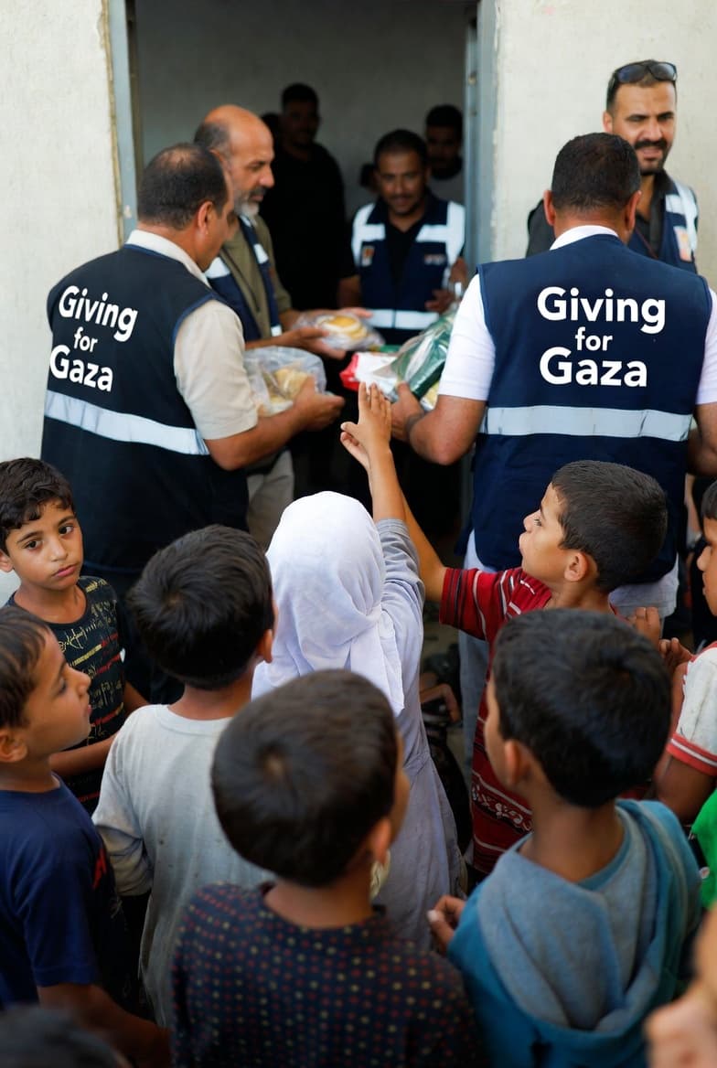Giving for Gaza volunteers helping families