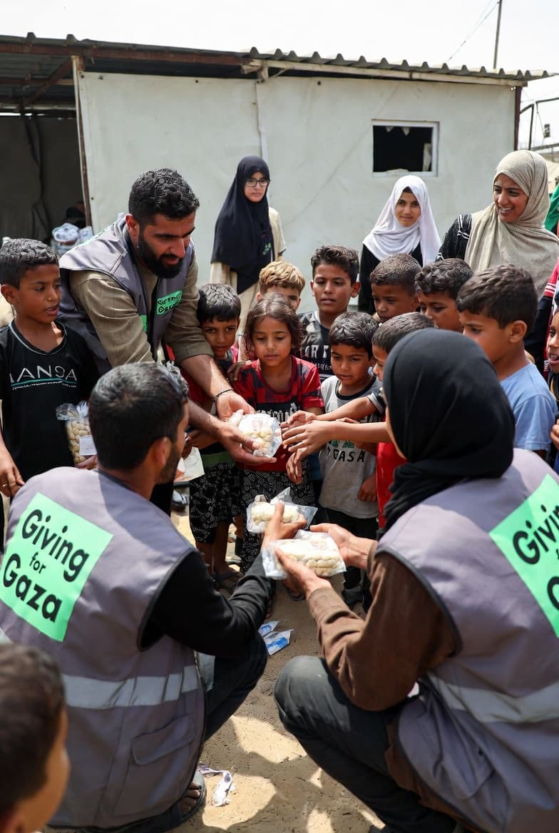Giving for Gaza volunteers serving children